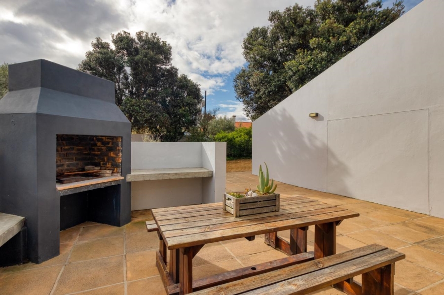 5 Bedroom Property for Sale in Sandbaai Western Cape